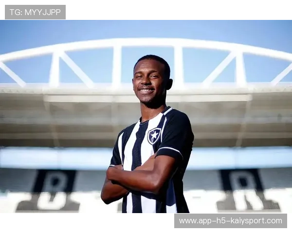 辽宁铁人热菲尼奥禁区前沿接球，顺势起脚打高